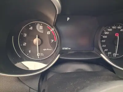 Alfa Romeo Giulia 2.0 Q4 Veloce TI — Berline sportive all-wheel drive, 57'000 km — Armaturenbrett
