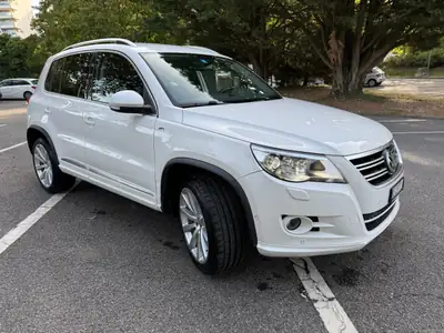 VW Tiguan 2.0 TSI R-Line — SUV robuste, boîte automatique, 4-roues motrices — rear view
