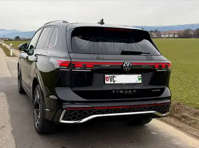 VW Tiguan 1.5 TSI PHEV R-Line — SUV hybride rechargeable, 32 000 km seulement — Heckansicht