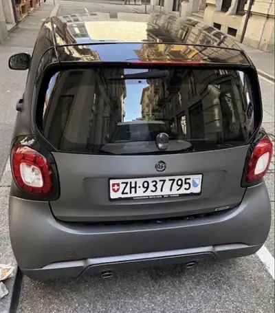 Smart Fortwo 0.9 Brabus Xclusive — Citadine haute performance avec toit panoramique — fianco