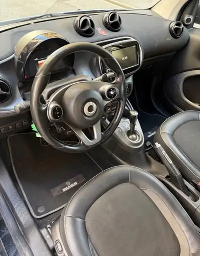 Smart Fortwo 0.9 Brabus Xclusive — Citadine haute performance avec toit panoramique — vista posteriore
