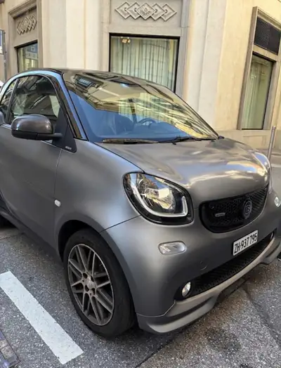 Smart Fortwo 0.9 Brabus Xclusive — Citadine haute performance avec toit panoramique — vista esterna