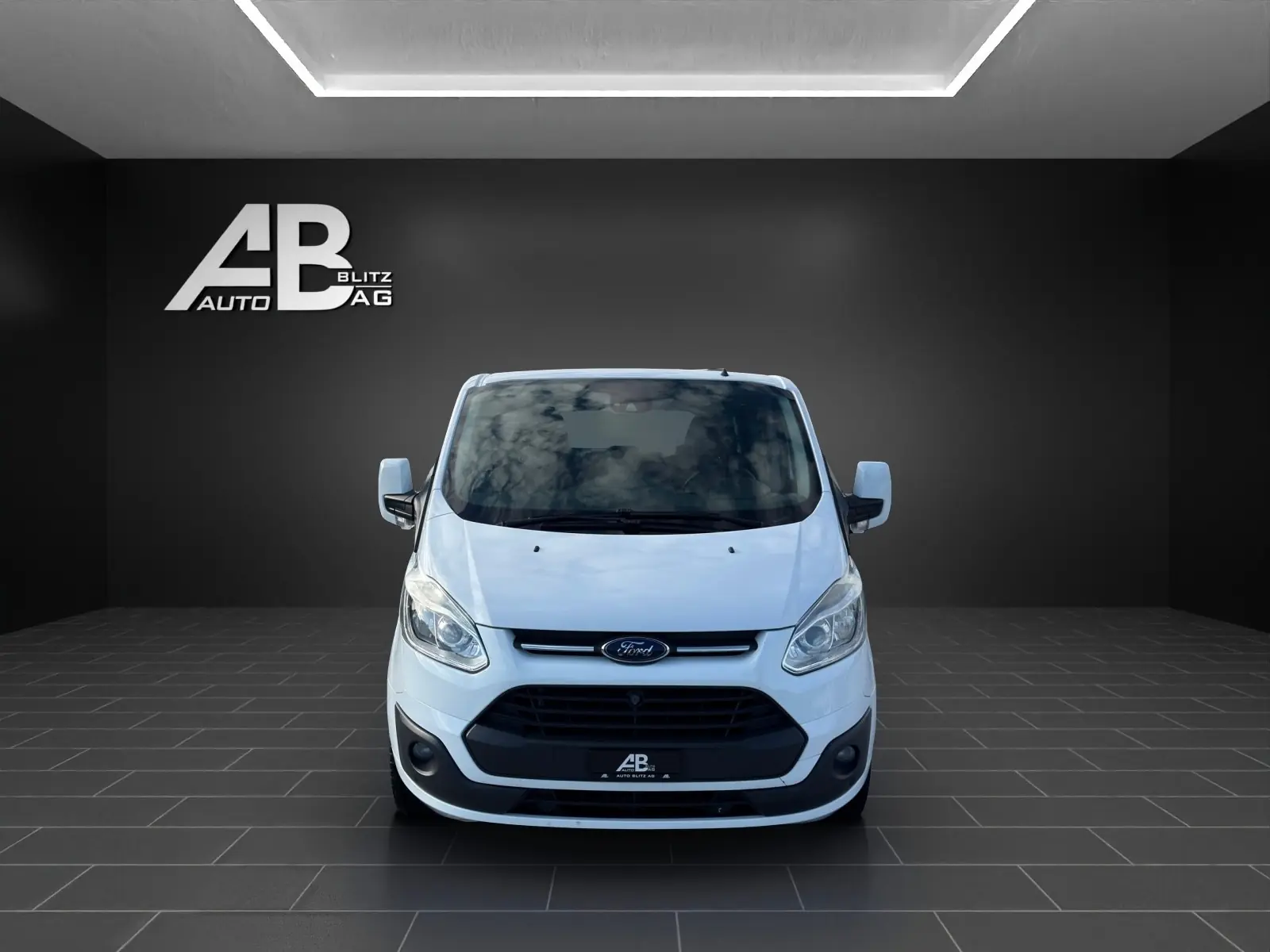 Ford Tourneo Custom 300 L1H1 Titanium — Monospace 8 places, diesel économe et fiable