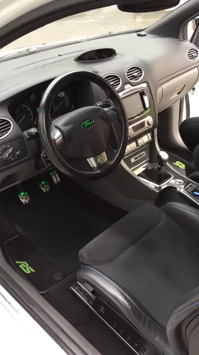 Ford Focus 2.5i Turbo RS — Sportive 305 ch, transmission manuelle, sans sinistre — dashboard