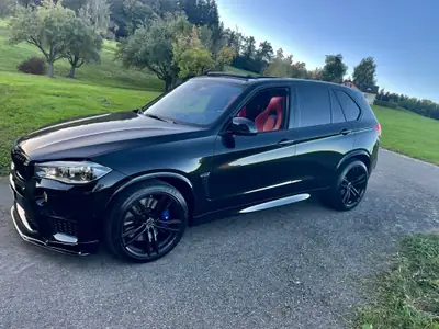 BMW X5M — Performance SUV haute cylindrée, 575 ch, finition Black Fire — fianco