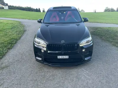 BMW X5M — Performance SUV haute cylindrée, 575 ch, finition Black Fire — vista posteriore