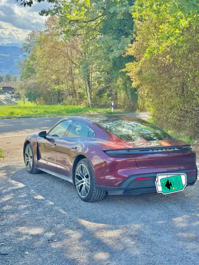 Porsche Taycan 4S Performance — Berline électrique sportive, 60 000 km seulement — vue extérieure