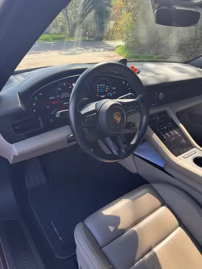 Porsche Taycan 4S Performance — Berline électrique sportive, 60 000 km seulement — détail