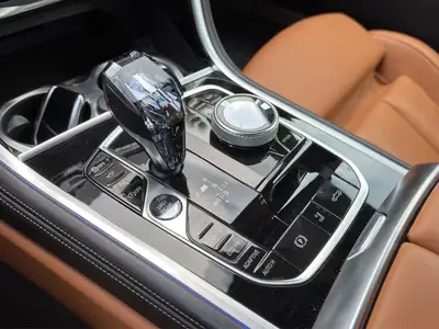 BMW M850i xDrive Cabriolet — Décapotable sport 530 ch, seulement 24'900 km — Miniature 21