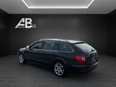 Skoda Superb Combi 2.0 TDi — Break spacieux diesel, révision récente — rear view