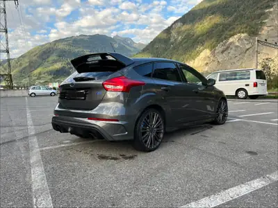 Ford Focus RS 2016 — Performance brute, 350 ch et transmission manuelle — côté