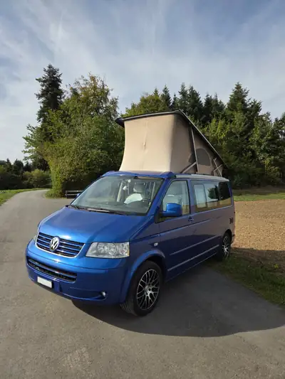 VW T5 California Comfortline — Camper aménagé diesel, toit relevable et fiable — vue extérieure