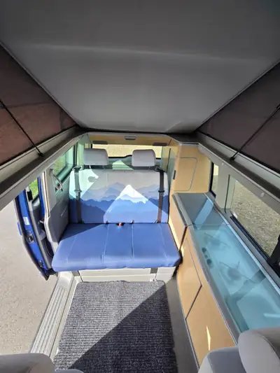 VW T5 California Comfortline — Camper aménagé diesel, toit relevable et fiable — tableau de bord