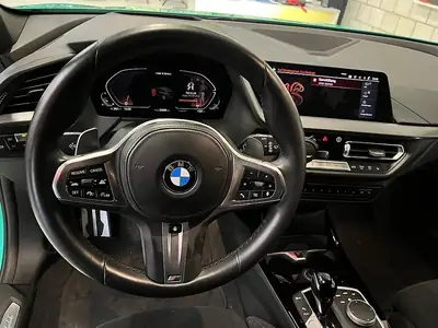 BMW 1er M — Performance compacte 305 ch, design sportif vert unique — fianco