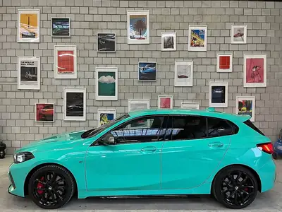 BMW 1er M — Performance compacte 305 ch, design sportif vert unique — vista esterna