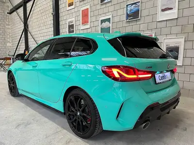 BMW 1er M — Performance compacte 305 ch, design sportif vert unique — interni