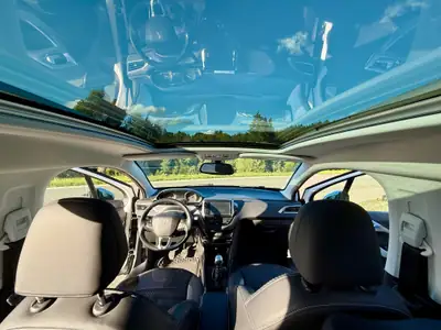 Peugeot 2008 1.6 e-HDi 115 Feline — SUV compact diesel économique, sans accident — tableau de bord