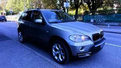 BMW X5 xDrive 30i — SUV 7 places robuste, essence automatique, très bon état — side view