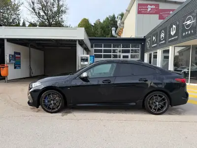 BMW M235i xDrive — Berline sportive compacte, 306 ch et transmission intégrale — côté