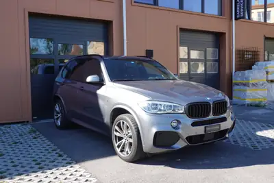 BMW X5 xDrive 40d — SUV premium diesel, Pack M et équipements haut de gamme — Heckansicht