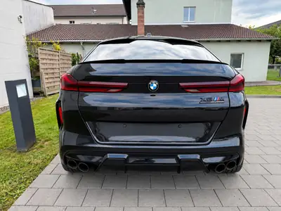 BMW X6M Competition 2023 — 625 ch, Design Black Racing, Seulement 37'000 km — Heckansicht