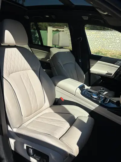 BMW X7 M50i — SUV 7 places haute performance, 530 ch et transmission intégrale — vue extérieure