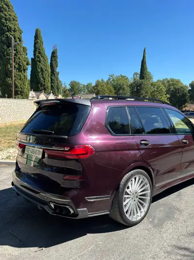 BMW X7 M50i — SUV 7 places haute performance, 530 ch et transmission intégrale — arrière