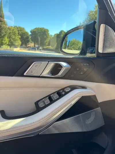 BMW X7 M50i — SUV 7 places haute performance, 530 ch et transmission intégrale — intérieur