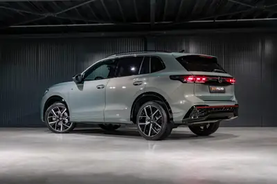 VW Tiguan 2.0 TSI R-Line 4Motion — SUV performant, cuir intégral, toit panoramique — side view