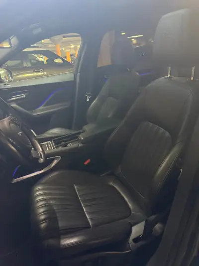 Jaguar F-PACE 3.0 V6 S/C Prestige AWD — SUV britannique haute performance, 139'000 km — interior