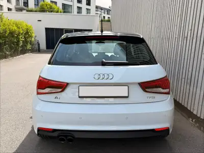 Audi A1 1.4 TFSI Sportback S-Tronic — Compacte dynamique, toit ouvrant et faible kilométrage — tableau de bord