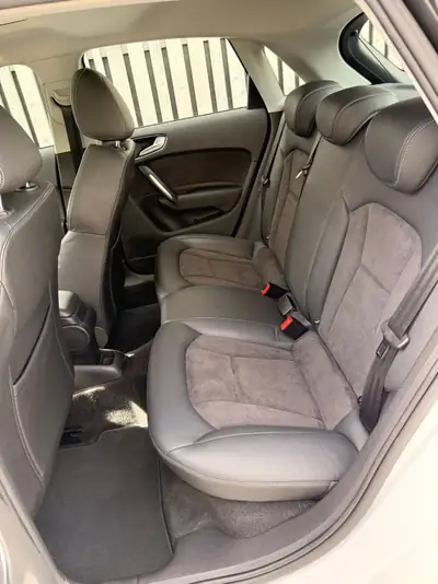 Audi A1 1.4 TFSI Sportback S-Tronic — Compacte dynamique, toit ouvrant et faible kilométrage — Miniature 10