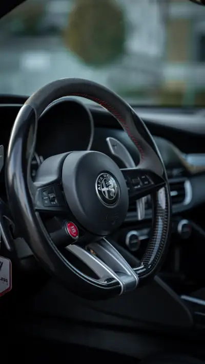Alfa Romeo Giulia 2.9 V6 Biturbo Quadrifoglio — 510 ch, sportive italienne d'exception — Miniature 12