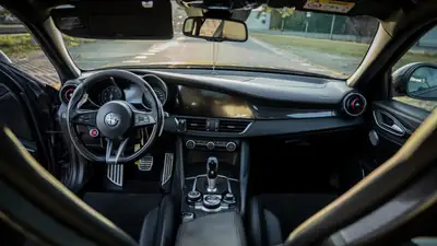 Alfa Romeo Giulia 2.9 V6 Biturbo Quadrifoglio — 510 ch, sportive italienne d'exception — Miniature 17