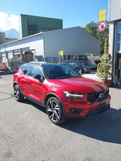 Volvo XC40 2.0 T4 R-Design AWD — SUV compact sportif, 79 000 km seulement — fianco