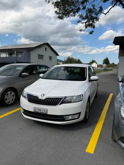 Skoda Rapid 1.2 TSI Active — Break pratique, consommation maîtrisée, sans sinistre — vista posteriore