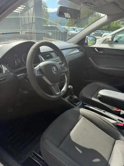 Skoda Rapid 1.2 TSI Active — Break pratique, consommation maîtrisée, sans sinistre — interni