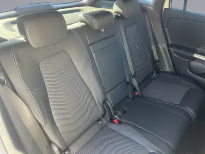 Mercedes-Benz GLA 250 e — Hybride rechargeable, 20 km au compteur — Miniature 17