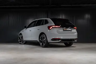 Skoda Scala 1.5 TSI Monte Carlo — Berline dynamique avec toit panoramique et garantie constructeur — côté
