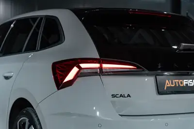Skoda Scala 1.5 TSI Monte Carlo — Berline dynamique avec toit panoramique et garantie constructeur — Miniature 13