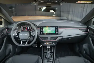 Skoda Scala 1.5 TSI Monte Carlo — Berline dynamique avec toit panoramique et garantie constructeur — Miniature 22