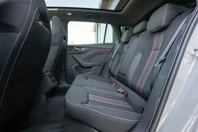 Skoda Scala 1.5 TSI Monte Carlo — Berline dynamique avec toit panoramique et garantie constructeur — Miniature 26