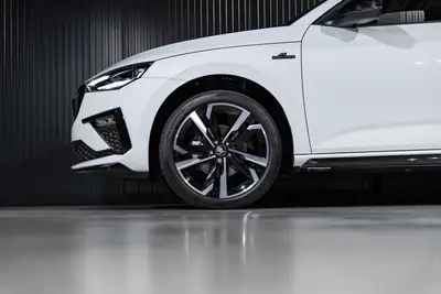 Skoda Scala 1.5 TSI Monte Carlo — Berline polyvalente avec toit panoramique et garantie constructeur 5 ans — Miniature 27