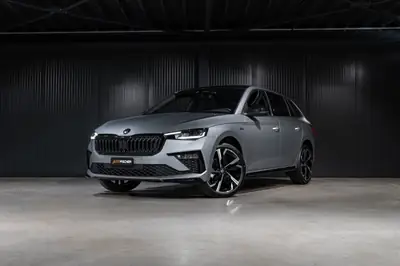 Skoda Scala 1.5 TSI Monte Carlo DSG — Berline compacte neuve avec toit panoramique — vue extérieure