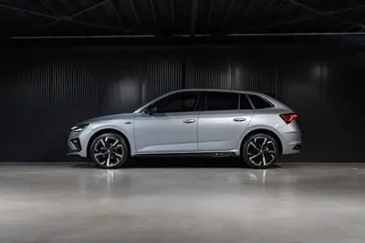 Skoda Scala 1.5 TSI Monte Carlo DSG — Berline compacte neuve avec toit panoramique — arrière
