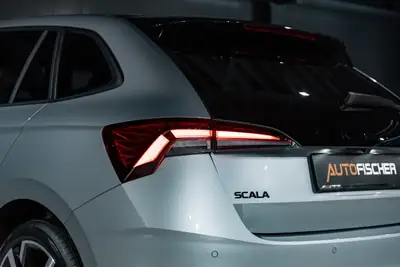 Skoda Scala 1.5 TSI Monte Carlo DSG — Berline compacte neuve avec toit panoramique — Miniature 25