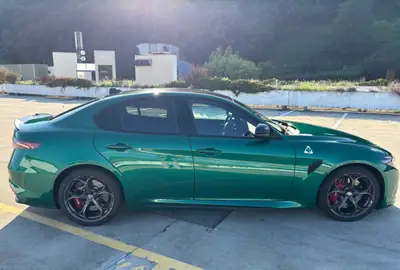 Alfa Romeo Giulia 2.9 V6 Biturbo Quadrifoglio — 519 ch, élégance italienne au vert — côté