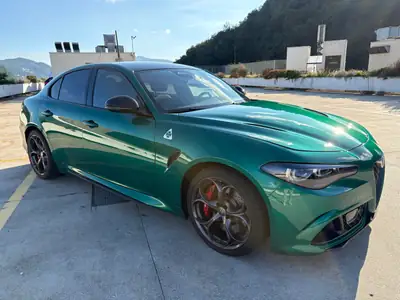 Alfa Romeo Giulia 2.9 V6 Biturbo Quadrifoglio — 519 ch, élégance italienne au vert — tableau de bord