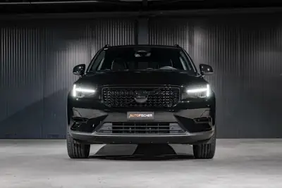 Volvo XC40 B3 Mild Hybrid — SUV compact urbain, motorisation écologique et confort nordique — Heckansicht