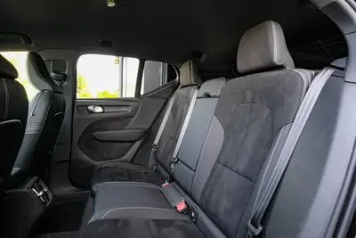 Volvo XC40 B3 Mild Hybrid — SUV compact urbain, motorisation écologique et confort nordique — Miniatur 12